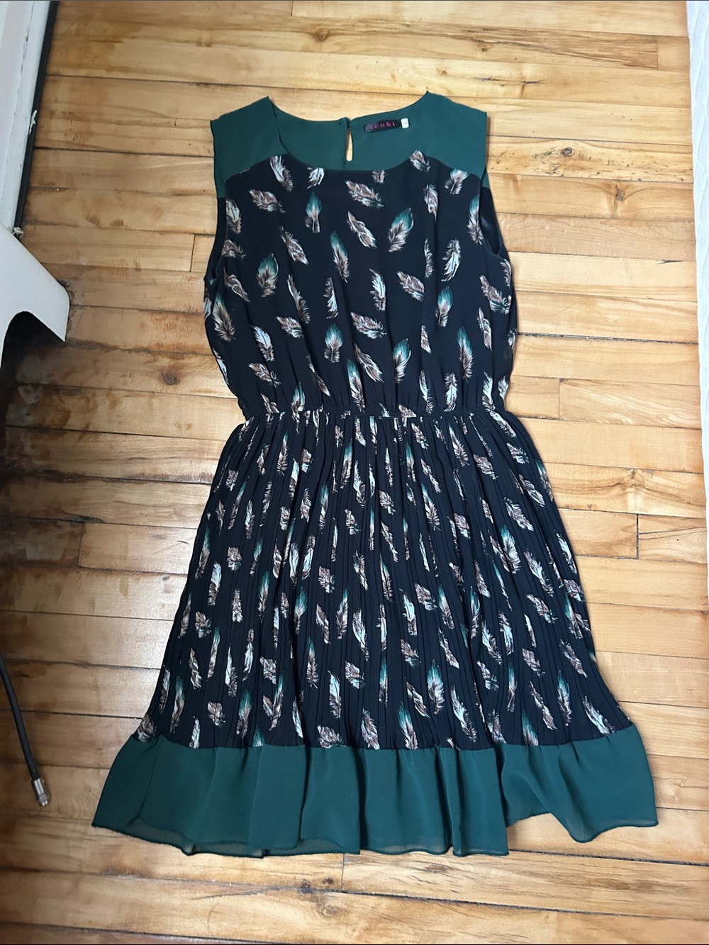 Tenki black and green Feather Print Sleeveless Dress